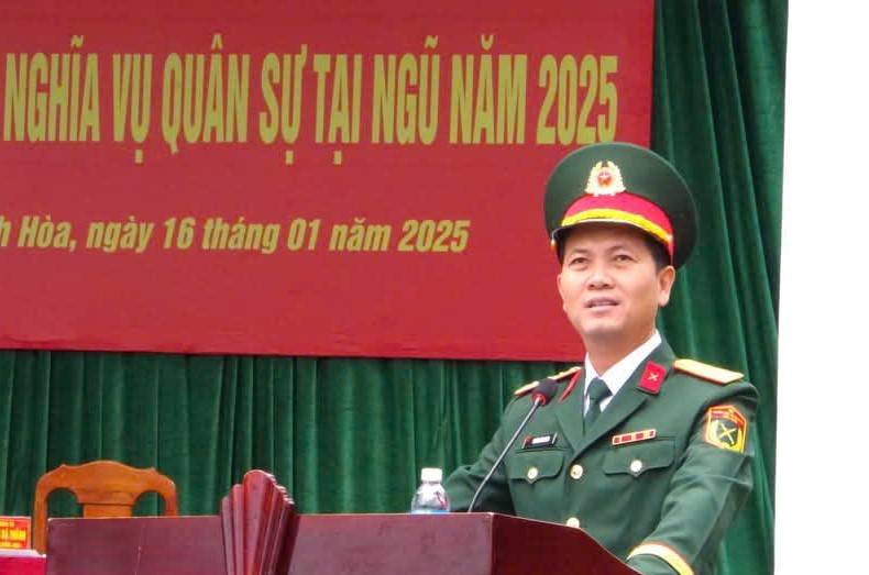 Lieutenant Colonel Huynh Van Toan gave a congratulatory speech and gave instructions to the discharged soldiers.