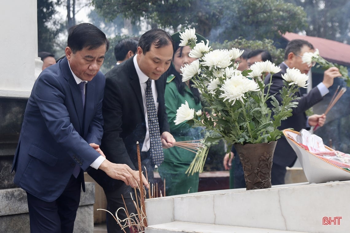 Chủ nhiệm Ủy ban Kiểm tra Trung ương tri ân các lãnh tụ của Đảng, các anh hùng liệt sỹ tại Hà Tĩnh