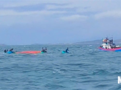 Fishing boat sinks in Vinh Hai commune waters, 10 people rescued, 1 dead