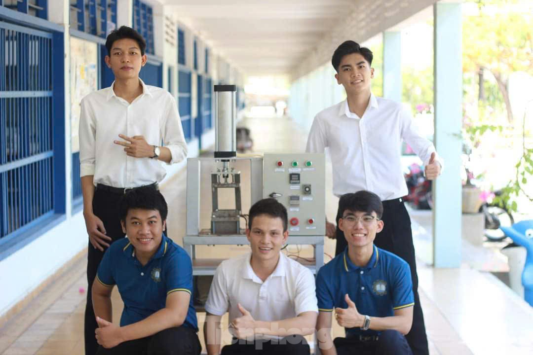 Da Nang students invent dishwashing machine from environmentally friendly materials photo 2