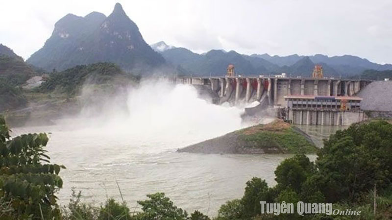 Le 3 septembre à 14 heures, le réservoir hydroélectrique de Tuyen Quang a ouvert une vanne de déversoir inférieure.