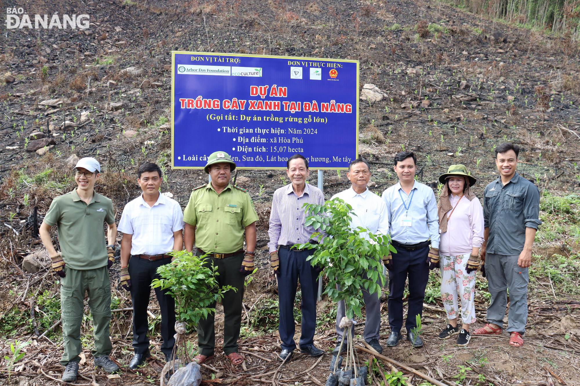 Des représentants d'unités, de localités et de populations lors de la cérémonie de lancement de la plantation de grandes forêts de bois dans la commune de Hoa Phu, district de Hoa Vang. Photo : HOANG HIEP