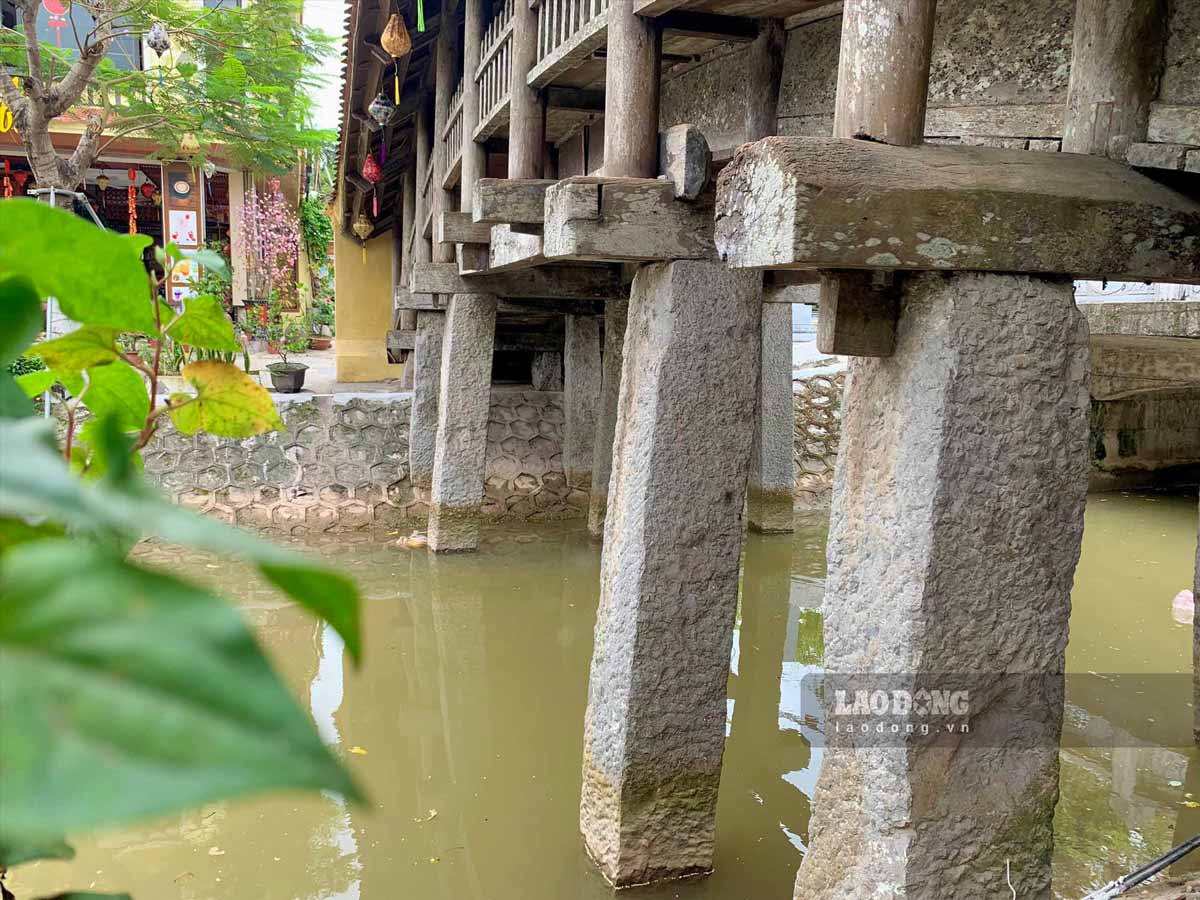 Although it has existed for more than 500 years, until now, Luong market covered bridge is still one of the three oldest and most beautiful covered bridges in Vietnam that still retains its original appearance.