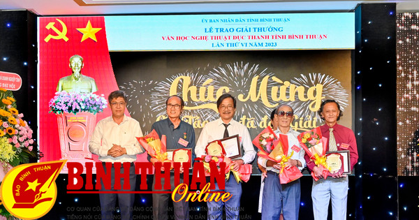 Trao Giải thưởng Văn học nghệ thuật Dục Thanh