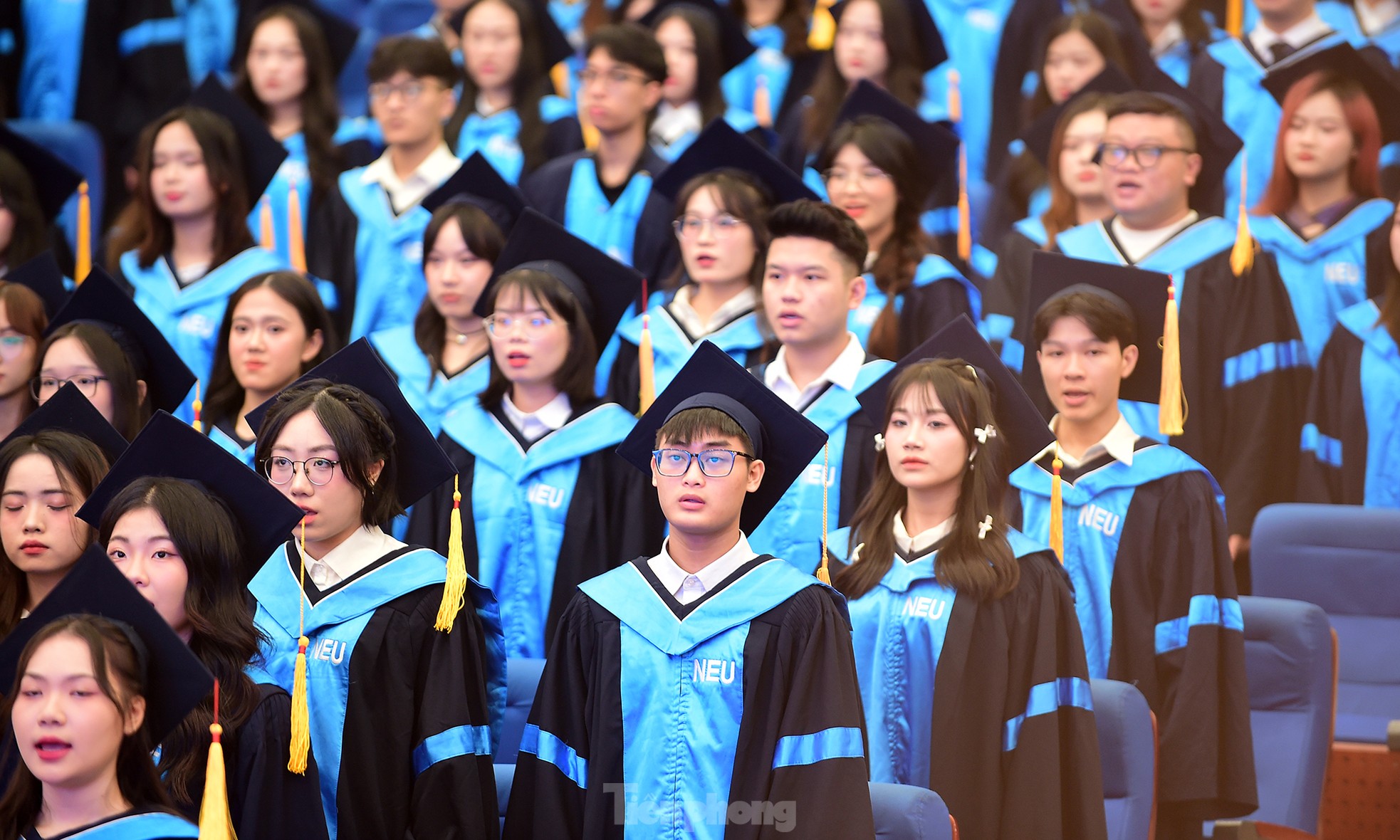 Quatre étudiants en économie nationale ont terminé leur programme d'études plus tôt que prévu, obtenant leur diplôme avec des notes parfaites. Photo 3