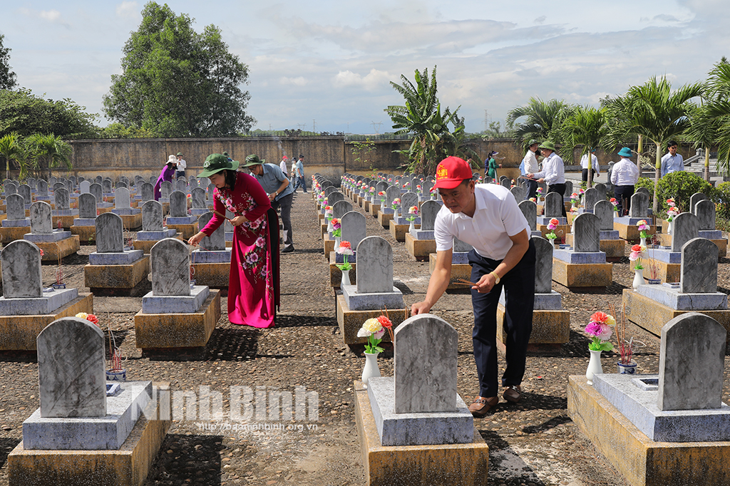 Die Provinzdelegation brachte Weihrauch auf dem nationalen Märtyrerfriedhof Truong Son, dem nationalen Märtyrerfriedhof Straße 9 und der Reliquienstätte der antiken Zitadelle Quang Tri dar.