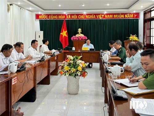 Comrade Trinh Minh Hoang, Vice Chairman of the Provincial People's Committee chaired the meeting to listen to the report on the proposal to develop a gas station on the sea.