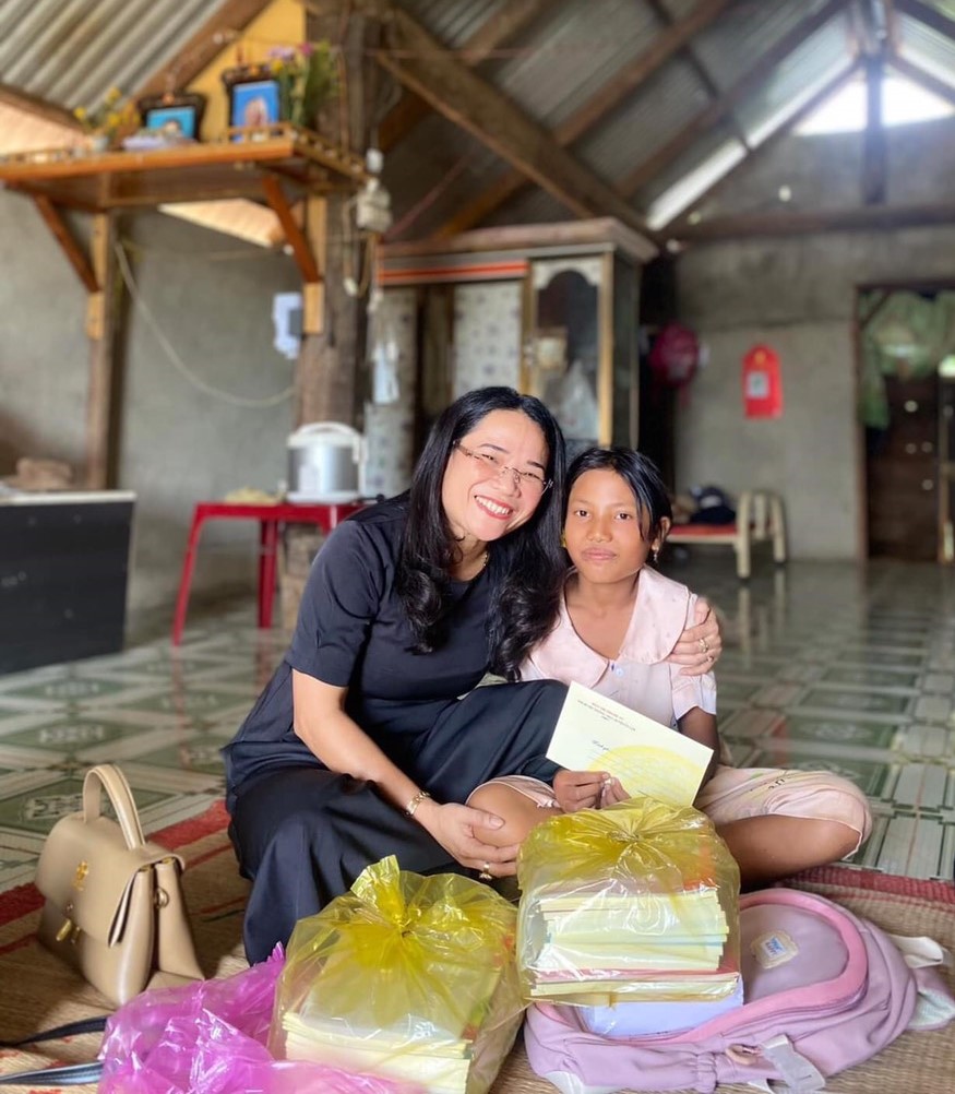Genossin Dao Thi Thanh An, ständige stellvertretende Sekretärin des Parteikomitees des Bezirks Lak, besuchte die Adoptivtochter von HNhip und überreichte ihr Bücher und Schulmaterial zur Vorbereitung auf das neue Schuljahr. Bild: Thanh Huyen