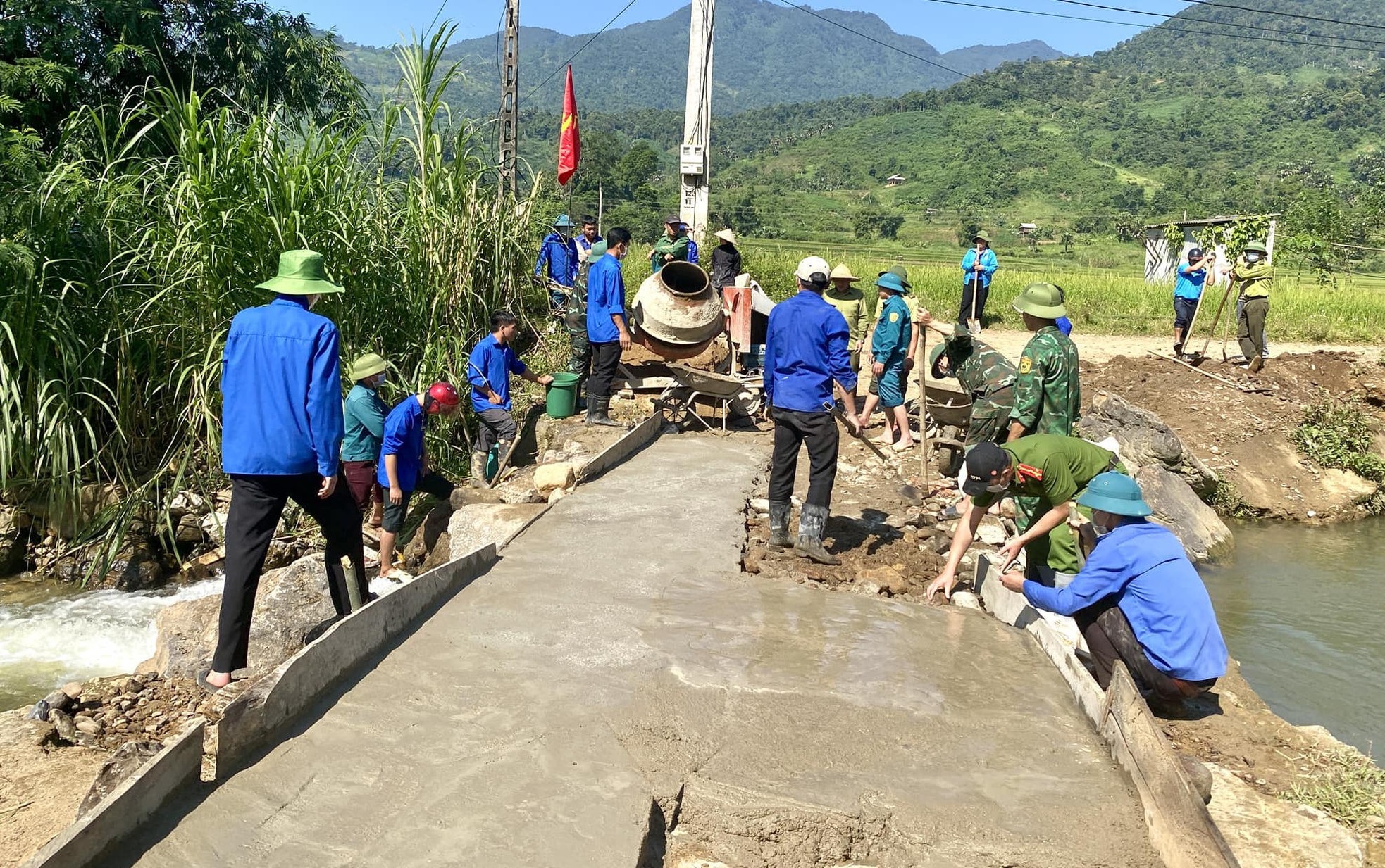 Thanh niên đổ bê tông làm cầu tràn vượt lũ cho học sinh đến trường ảnh 9