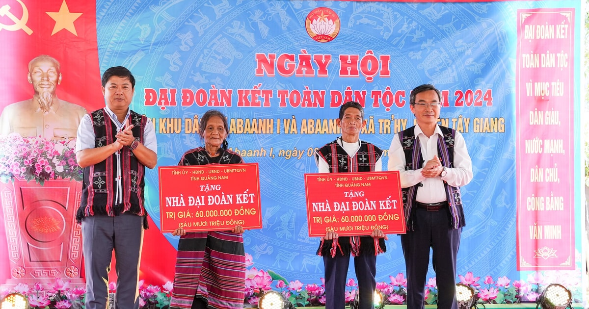 Le secrétaire provincial du Parti, Luong Nguyen Minh Triet, a assisté à la Journée de la Grande Unité à Tay Giang