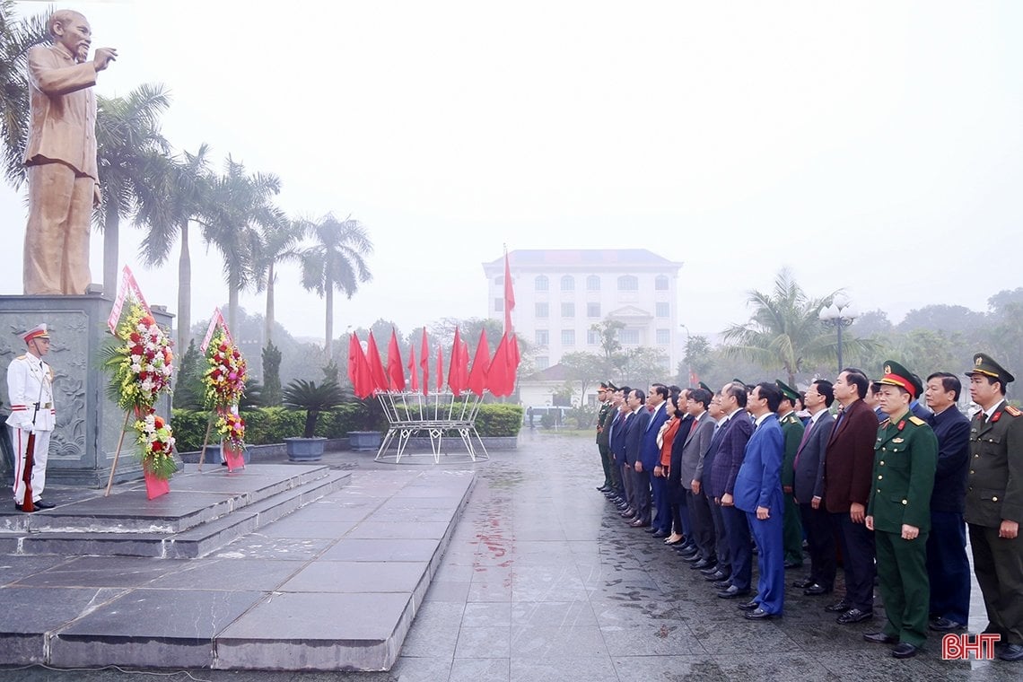 Les dirigeants de Ha Tinh offrent de l'encens pour commémorer le président Ho Chi Minh