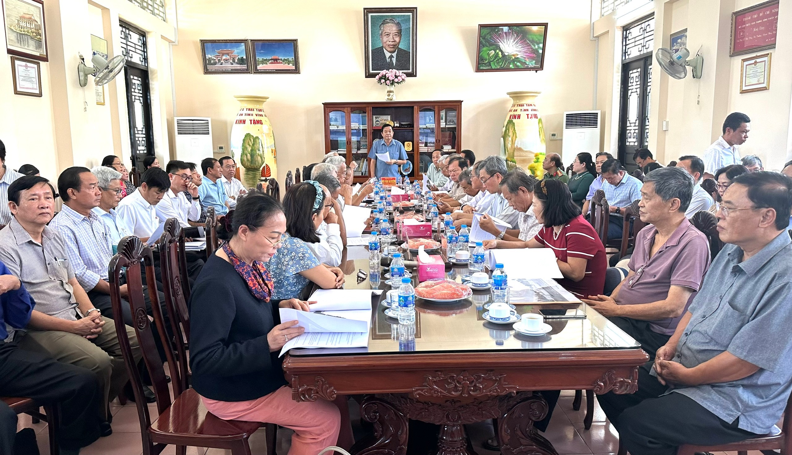 Der Ständige Ausschuss des Parteikomitees der Provinz Vinh Long hielt eine Arbeitssitzung ab, um Kommentare zum Plan zur Renovierung des Gedenkbereichs des Vorsitzenden des Ministerrats, Pham Hung, anzuhören.