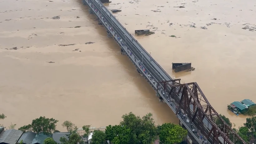 El ferrocarril suspende el paso de trenes por el puente Long Bien debido al aumento del nivel del agua del río Rojo