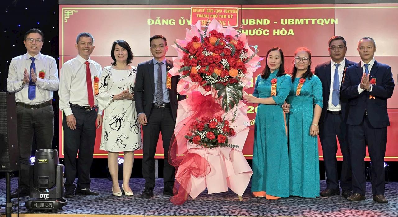 Los líderes de la ciudad de Tam Ky entregaron flores para felicitar al barrio de Phuoc Hoa