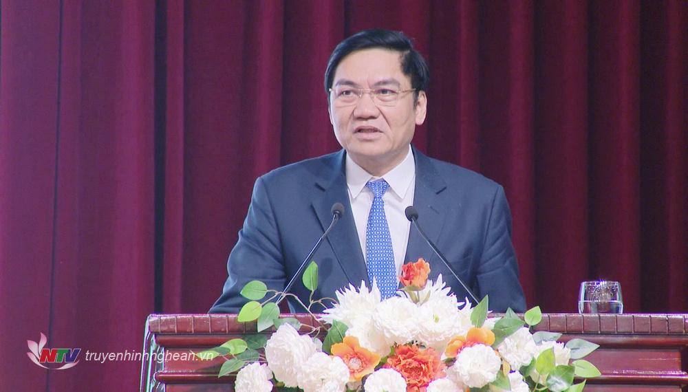 นายฮวง เงีย ฮิเออ รองเลขาธิการพรรคประจำจังหวัด ประธานสภาประชาชนจังหวัด กล่าวสุนทรพจน์ในงานประชุม
