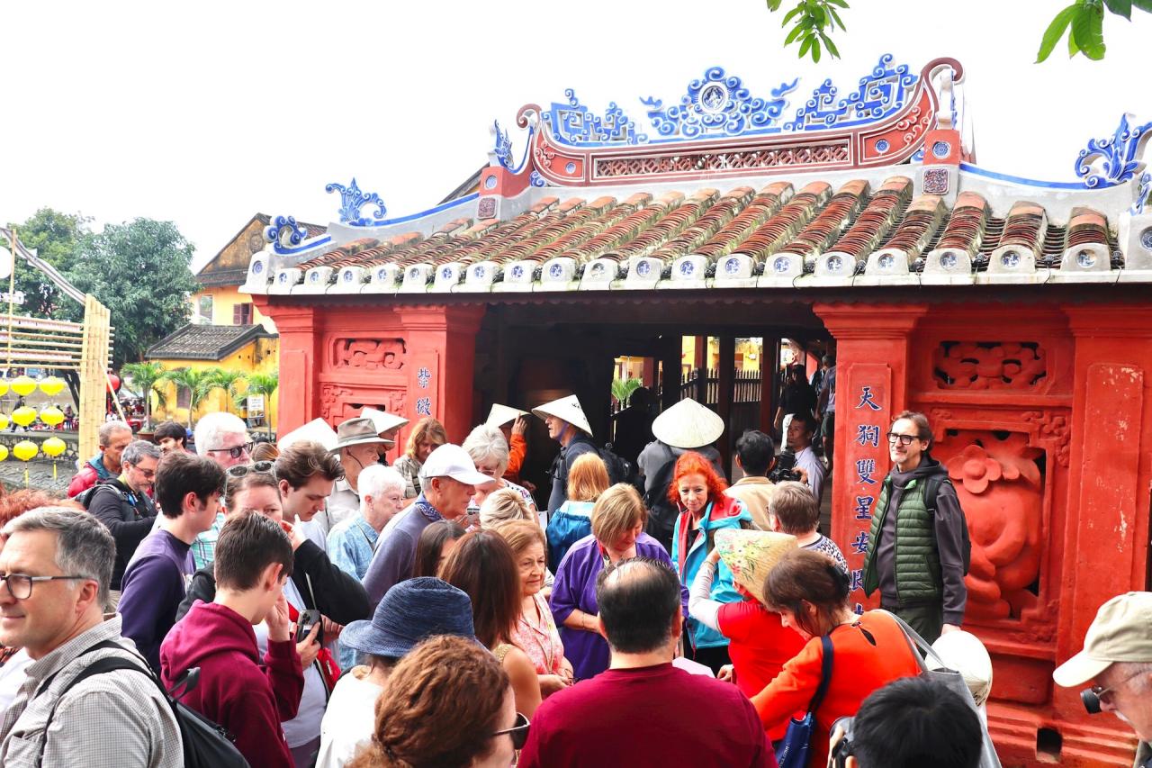 La zone du pont couvert japonais attire un grand nombre de visiteurs le premier jour de la nouvelle année 2025. Photo : Q.T