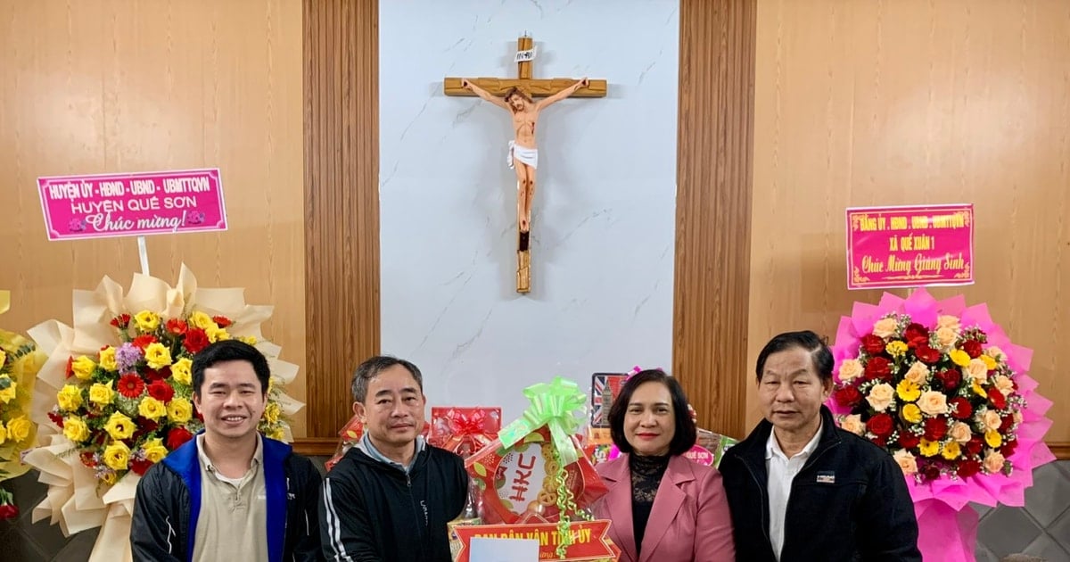 El Comité de Movilización de Masas del Comité Provincial del Partido de Quang Nam visita y felicita a los establecimientos religiosos por la Navidad