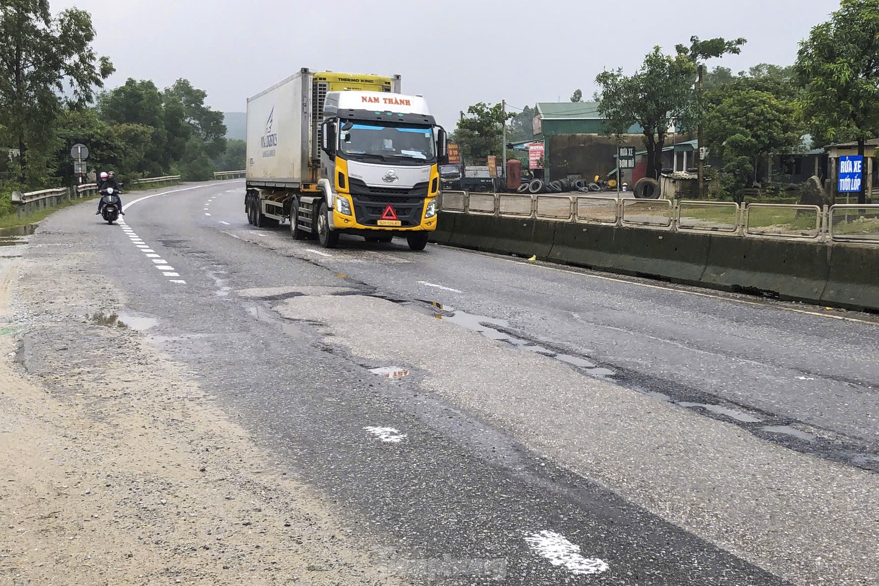 La carretera nacional 1A que pasa por Ha Tinh se 'erosionó' tras la lluvia (foto 3)