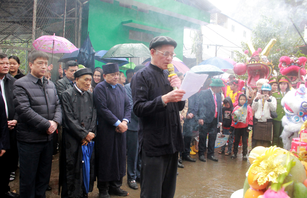 Zur Eröffnung des Festivals führten die Ältesten, die alle Menschen des Distrikts Quang Hoa repräsentierten, die Zeremonie zur Öffnung des Drachenauges in der Wassermine Bo Coc Chu durch.