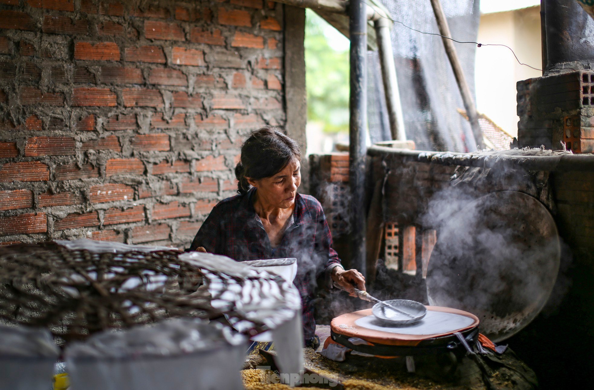 Làng bánh tráng nức tiếng Bình Định tranh thủ nắng ráo nổi lửa kịp phục vụ Tết ảnh 5