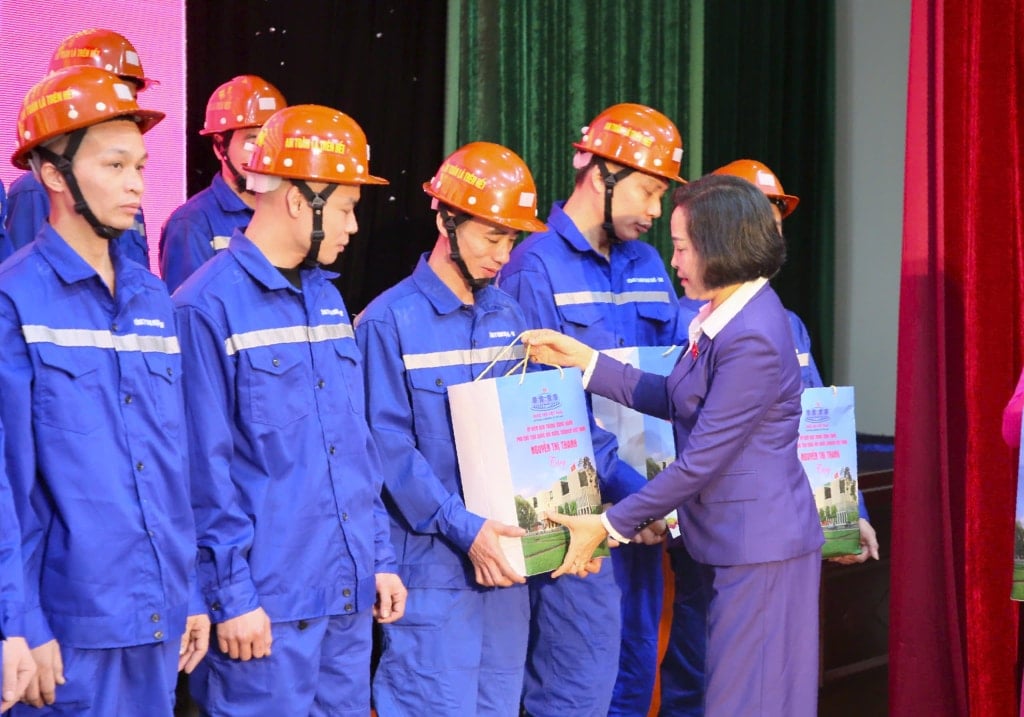 Vicepresidente de la Asamblea Nacional entrega regalos a trabajadores destacados.