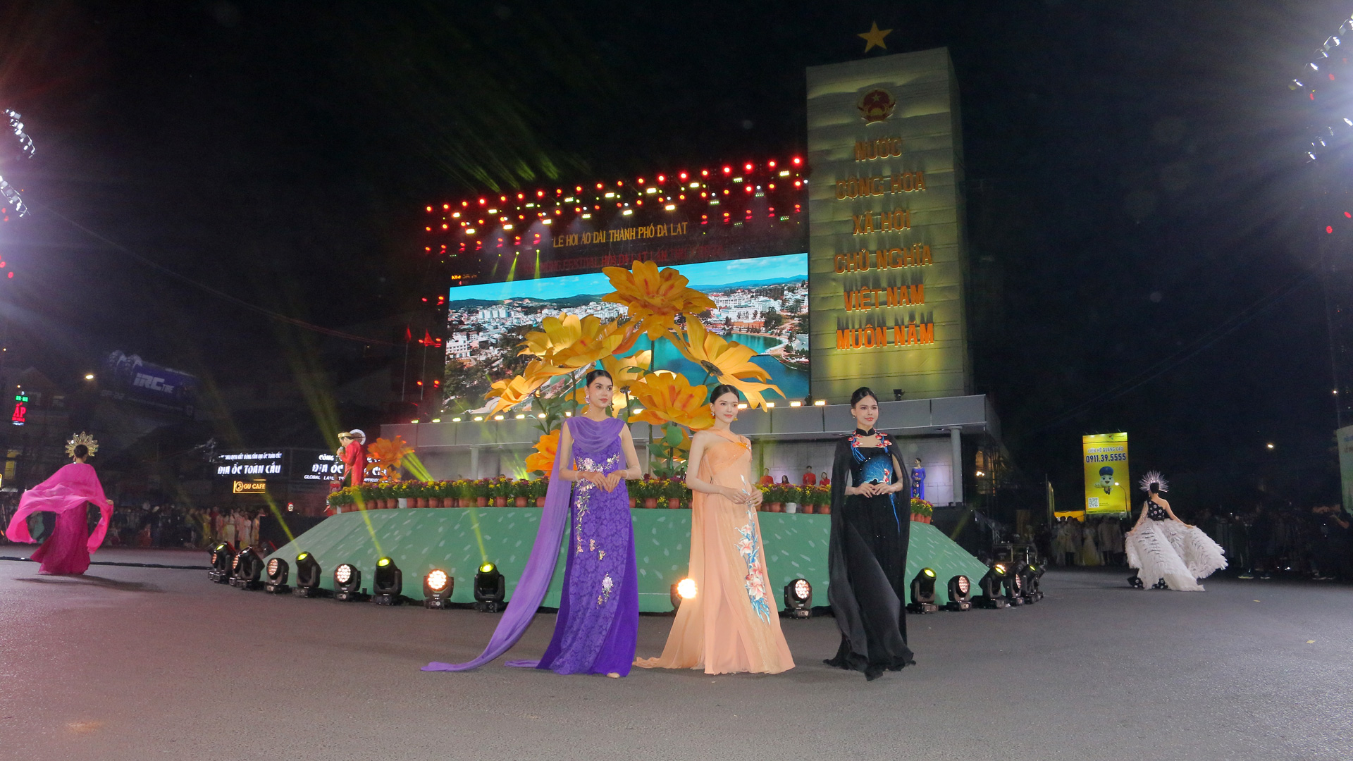 Citra ao dai tradisional berpadu dengan keindahan romantis kota ribuan bunga