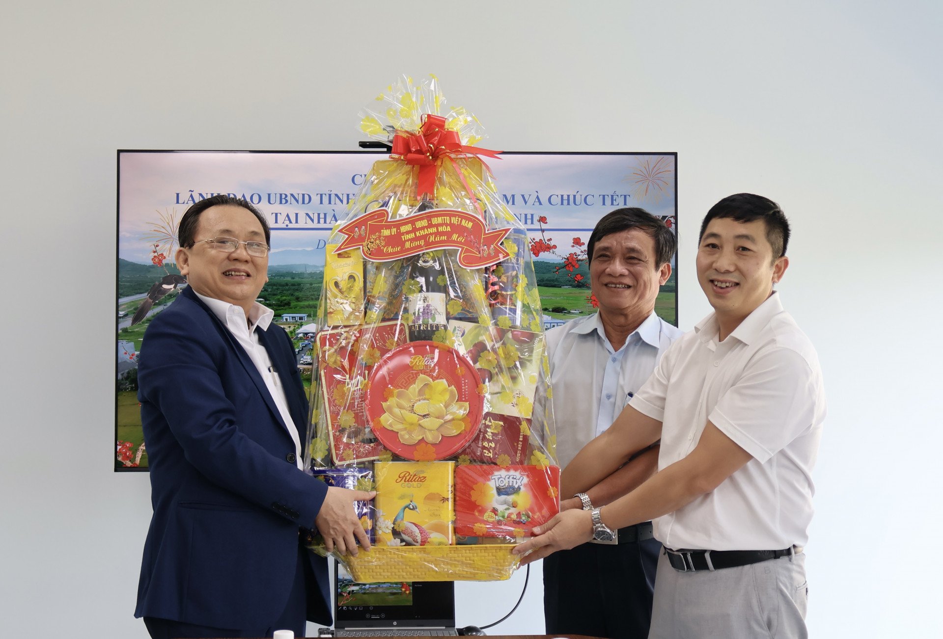 M. Le Huu Hoang a visité et souhaité une bonne année à la société par actions d'investissement dans la construction d'approvisionnement en eau et de drainage de Son Thanh.