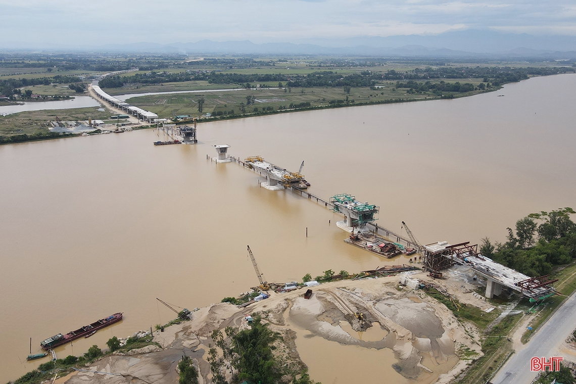 Le chantier de construction de l'autoroute Nord-Sud à Ha Tinh est très animé pendant les vacances du 2 septembre