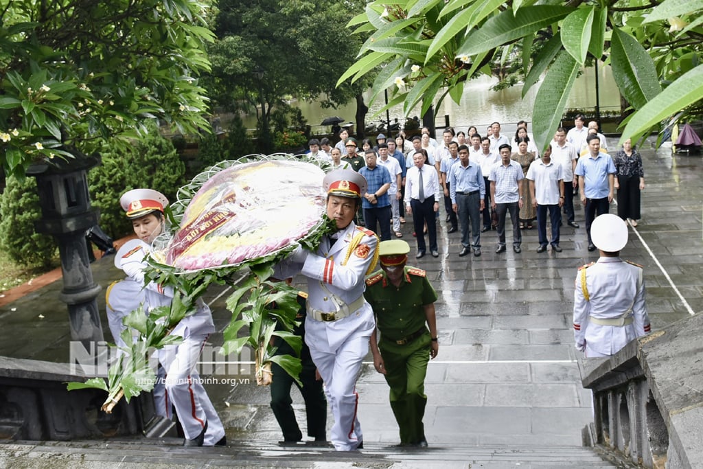 Una delegación de la ciudad de Ninh Binh ofrece incienso para celebrar el 70 aniversario del Día de la Liberación de la ciudad