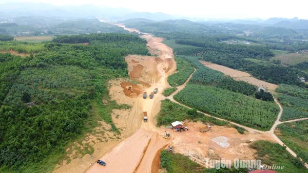 „3 Schichten, 4 Teams“ beim Bau der Schnellstraße Tuyen Quang – Ha Giang