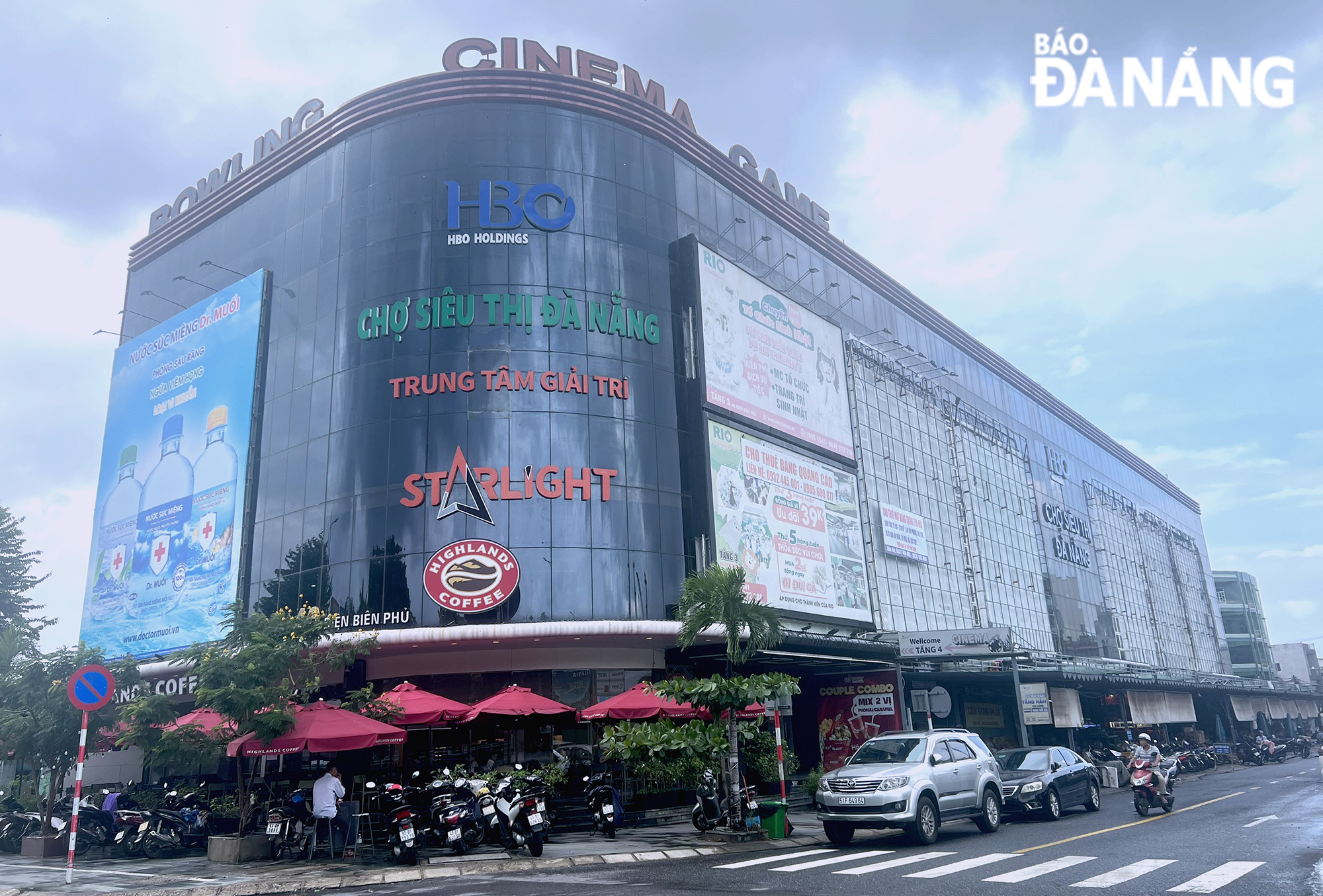 La normativa sobre el precio máximo de los servicios que utilizan el área de ventas en el supermercado Da Nang para hogares comerciales fijos es de 393.000 VND/m²/mes. En la foto: edificio del supermercado Da Nang (barrio de Chinh Gian, distrito de Thanh Khe). Foto: VAN HOANG