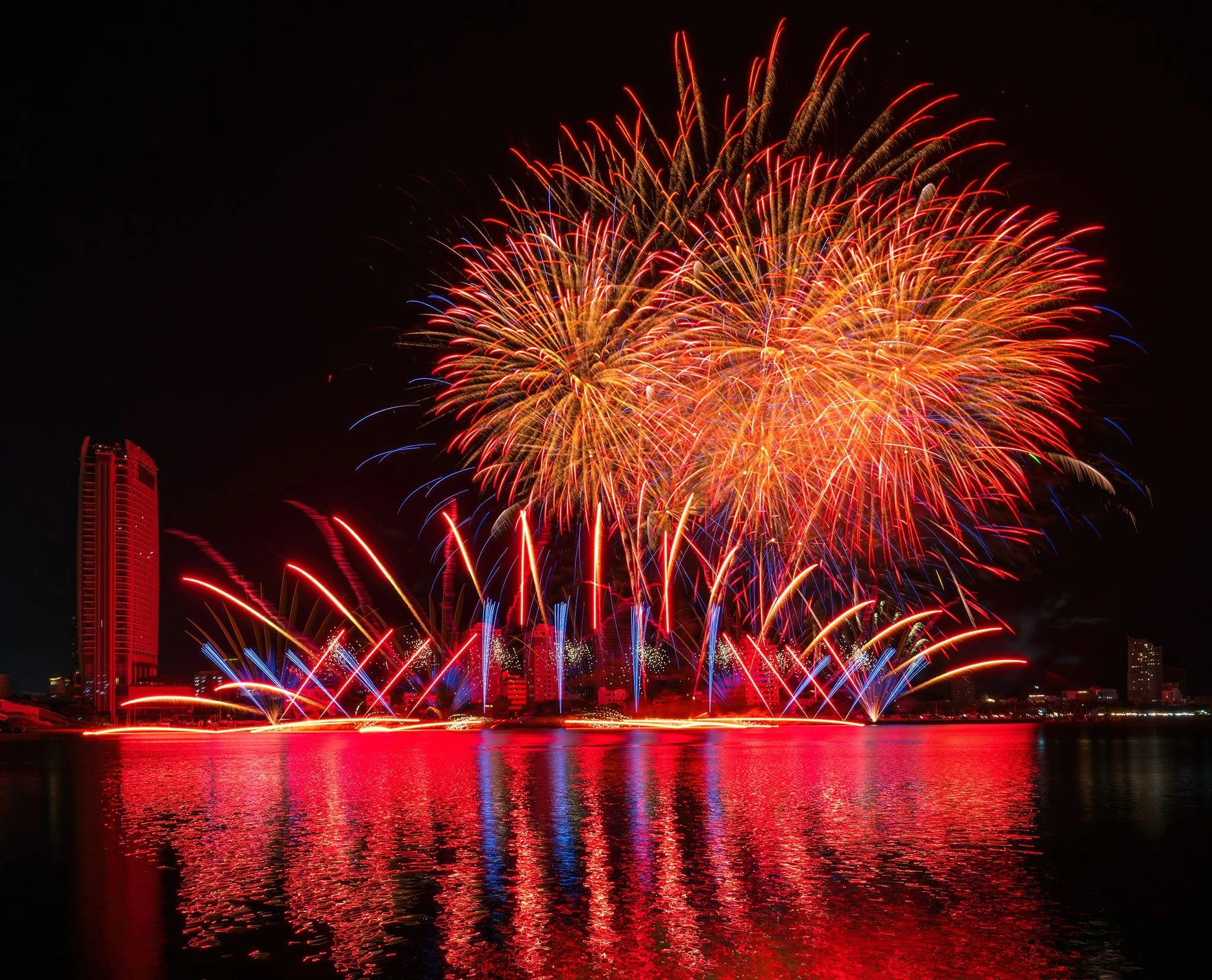 La chaleur monte avant la dernière nuit du festival international des feux d'artifice de Da Nang