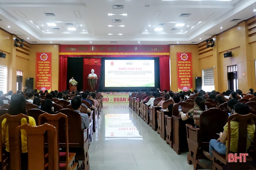 Ha Tinh Tax Department acts for business development