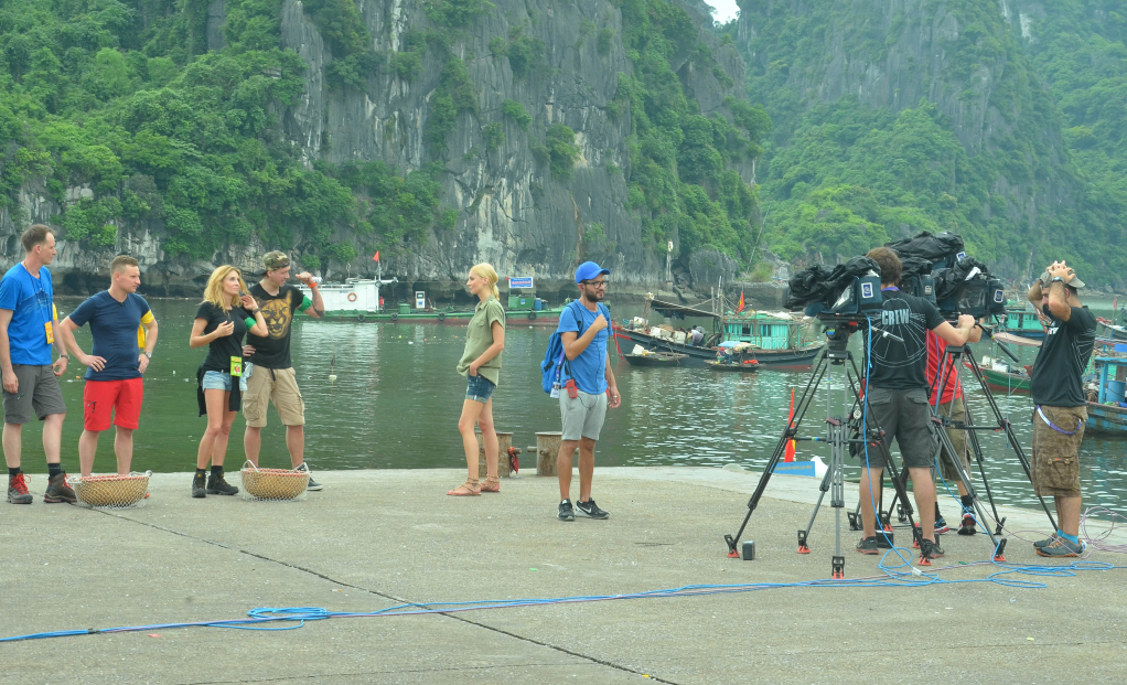 An Italian film crew filmed a scene in Ha Long.