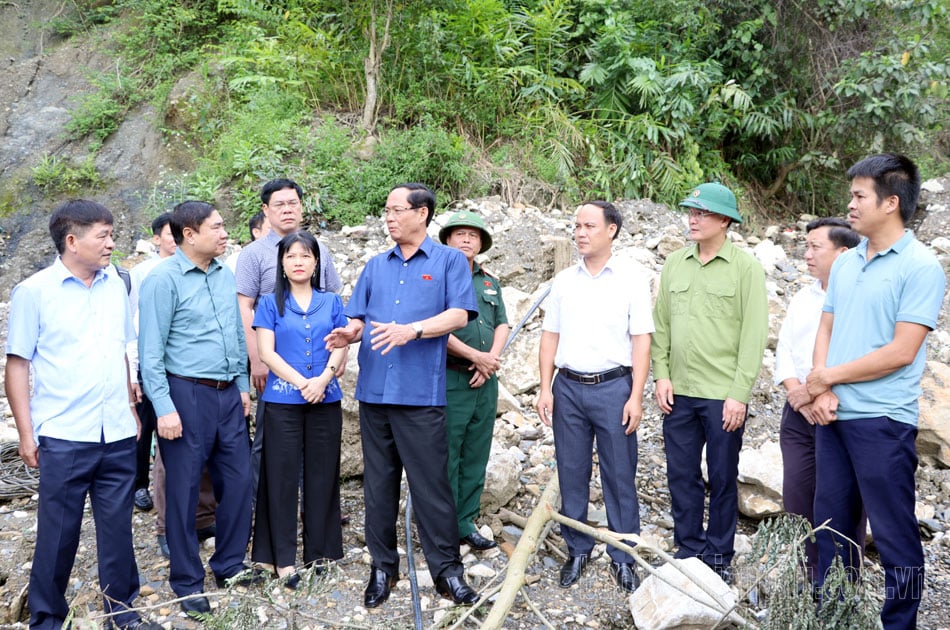 Thượng tướng Trần Quang Phương, Phó Chủ tịch Quốc hội kiểm tra tình hình thiệt hại mưa lũ tại tỉnh Điện Biên