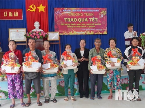 Trao quà tết cho các hộ nghèo xã Tri Hải