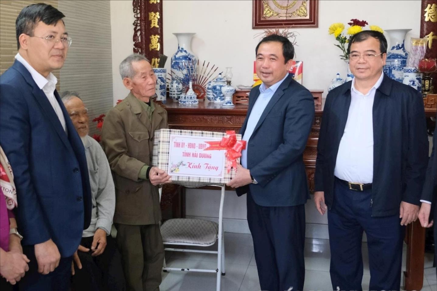 Provincial Party Secretary Tran Duc Thang visited and presented Tet gifts to outstanding policy families in Gia Loc