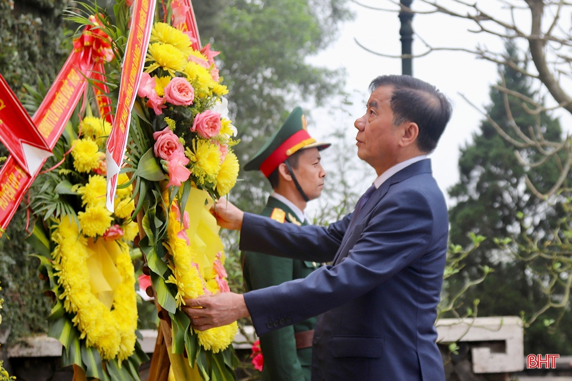 Chủ nhiệm Ủy ban Kiểm tra Trung ương tri ân các lãnh tụ của Đảng, các anh hùng liệt sỹ tại Hà Tĩnh