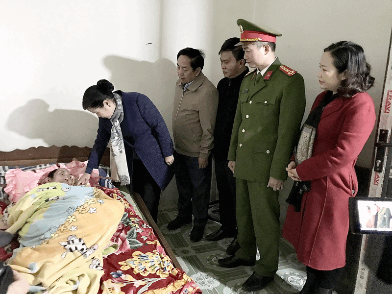 thăm hỏi, động viên, tặng quà ông Lý A Hù - Thương binh 55% ở bản Lùng Chù Hồ Pên (xã Tả Lèng).