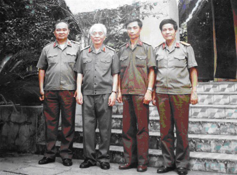 Colonel Ha Van Sy (2nd from right) during an audience with General Vo Nguyen Giap.