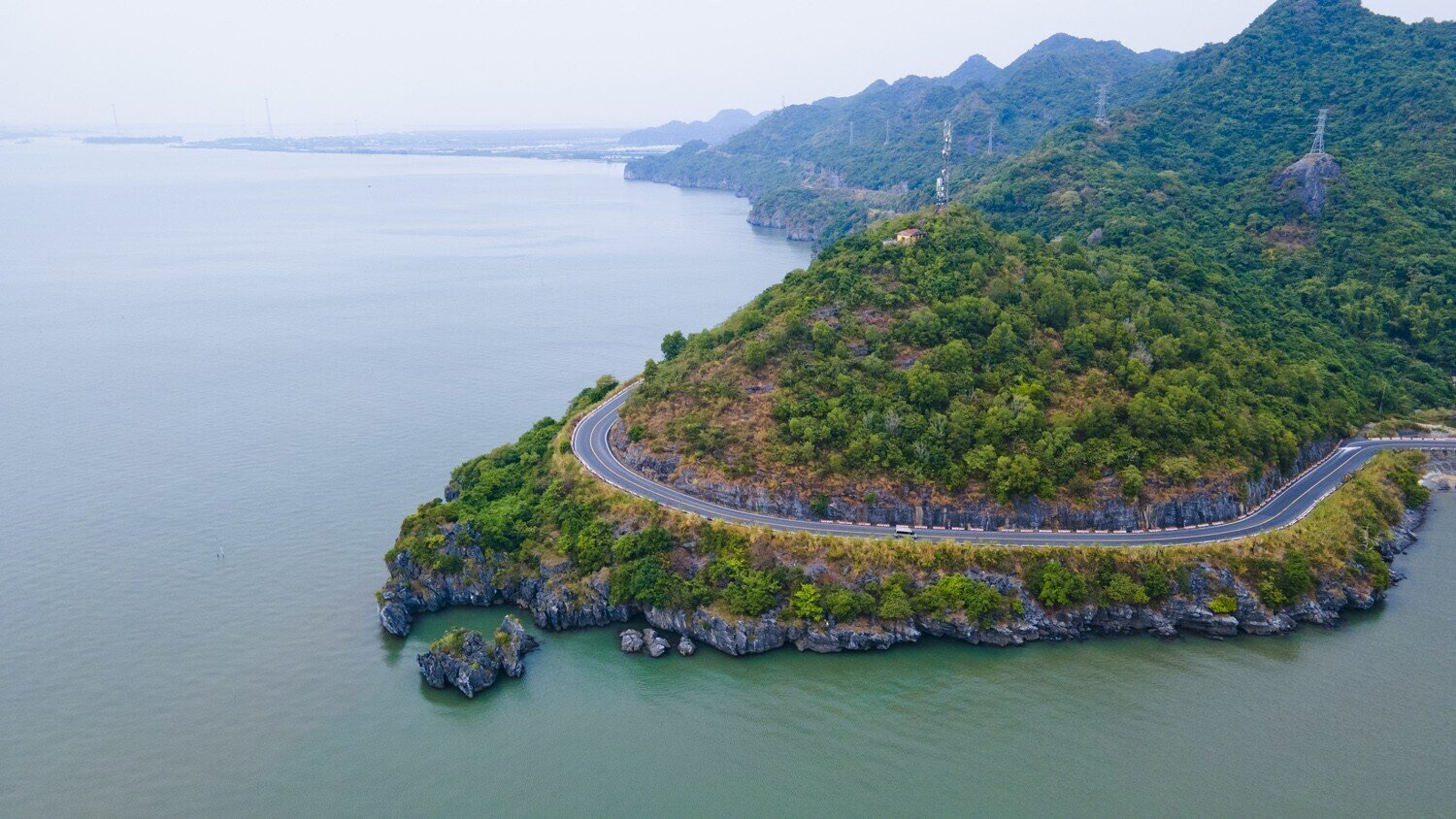 La ruta costera de Cat Ba tiene una longitud de unos 25 km.