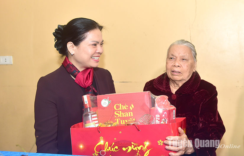 La secrétaire provinciale du Parti, Ha Thi Nga, a rendu visite aux familles des politiciens et aux familles des anciens dirigeants provinciaux et leur a offert des cadeaux du Têt.