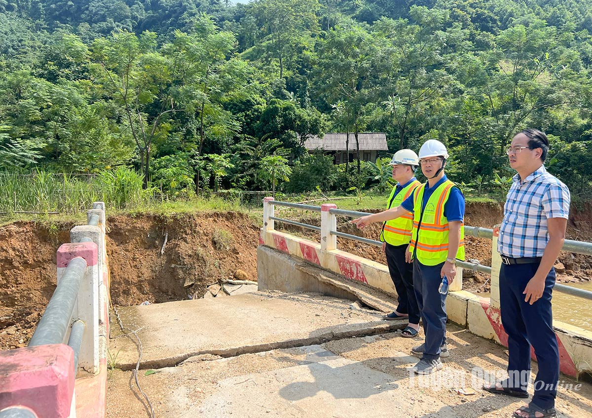 Vérification de 2 ponts dont les voies d'accès ont été emportées par les inondations à Chiem Hoa