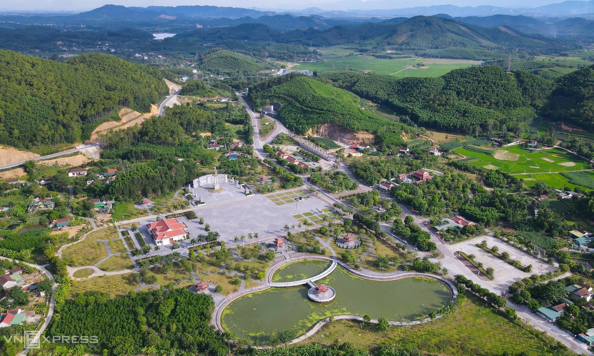 The resting place of 13 young women who opened the road in Truong Bon