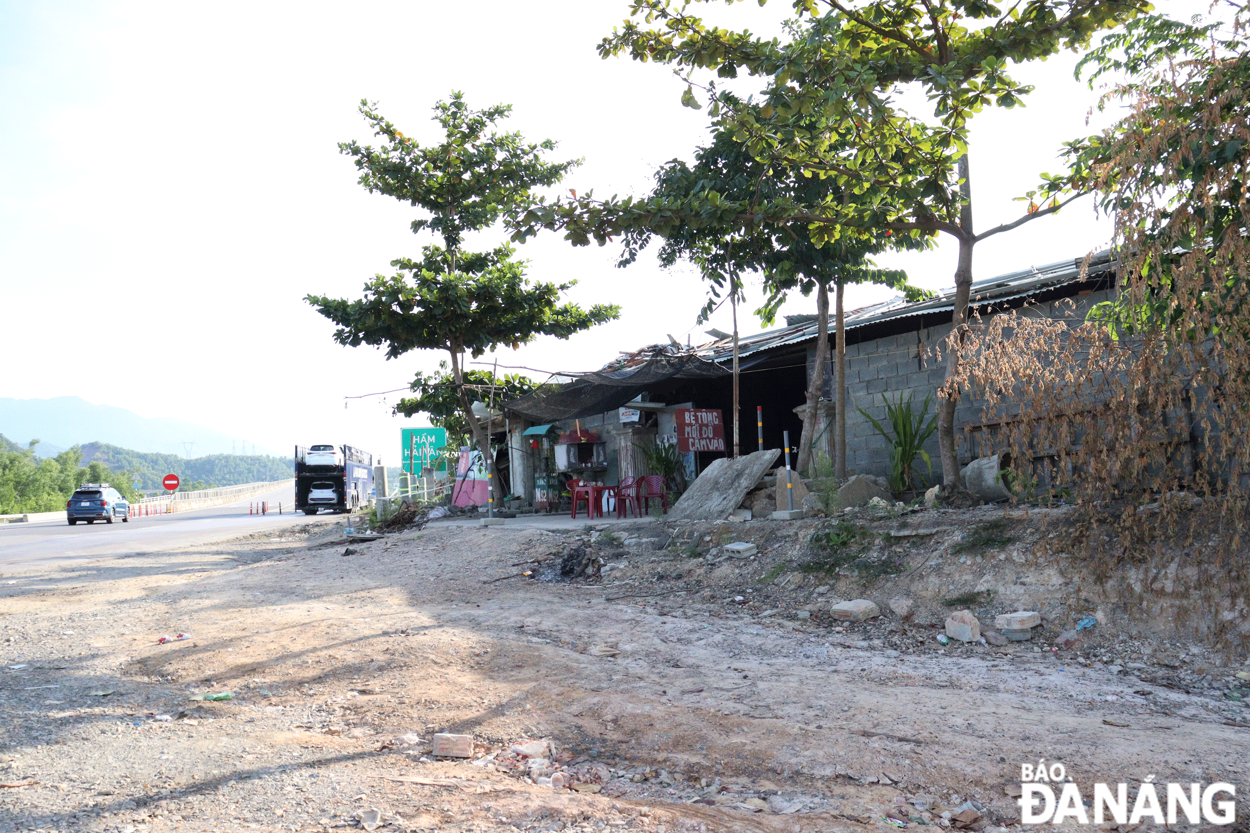 Site clearance work for the eastern expressway project, Hoa Lien - Tuy Loan section, is being focused on. Photo: HOANG HIEP