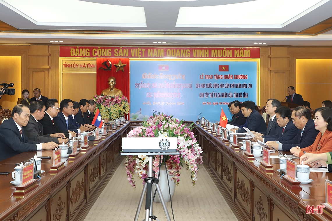 Remise de la Médaille du Travail de Première Classe de l'État du Laos à la province de Ha Tinh