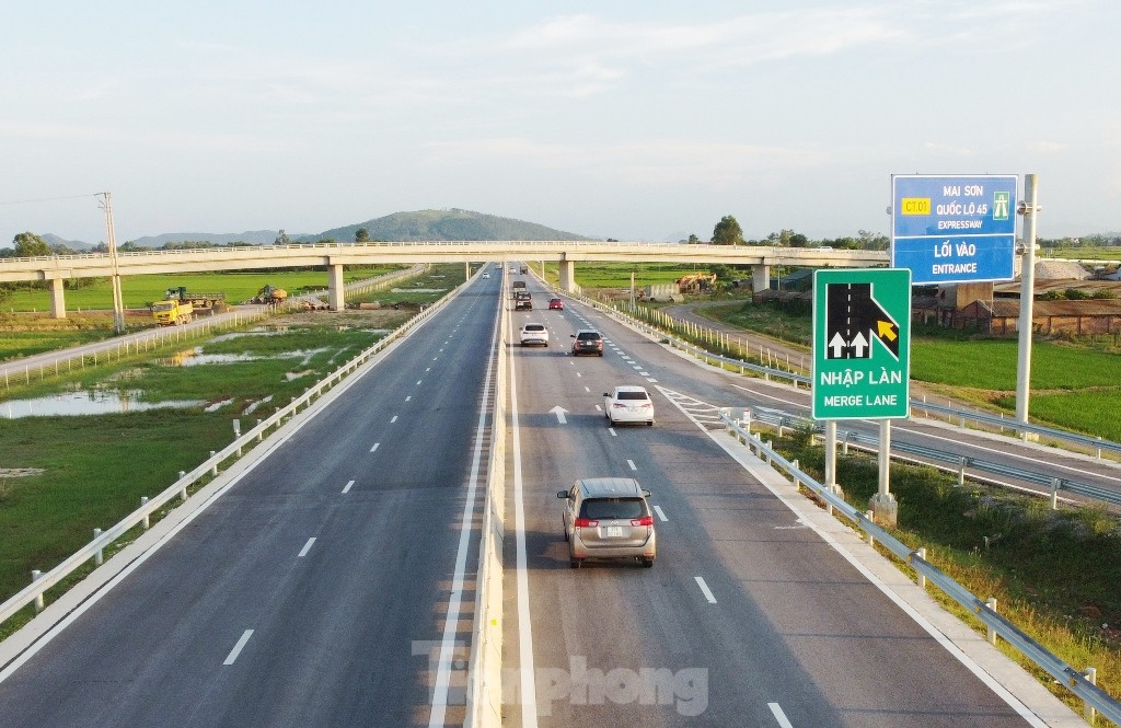 Nahaufnahme von 200 km „weißer“ Autobahn mit Raststätten und Tankstellen, Foto 5