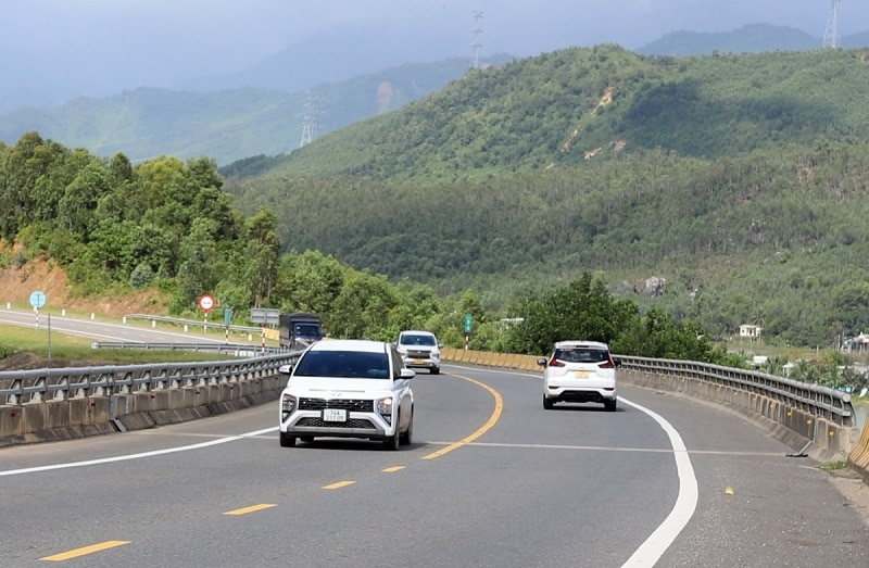 Une section de l'autoroute Cam Lo - La Son.