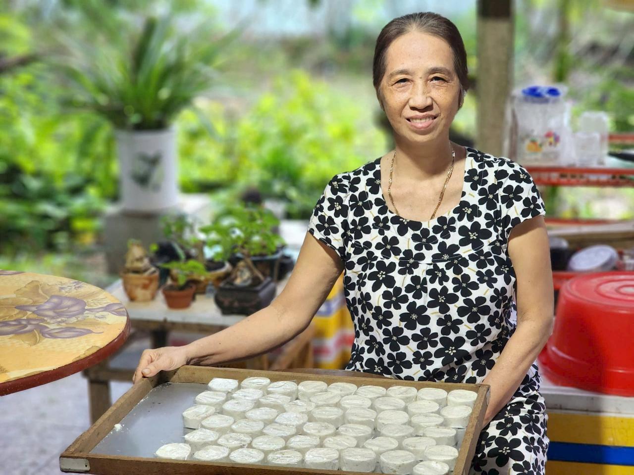 Frau Trien und ihre Kuchenprodukte. Foto V.P.