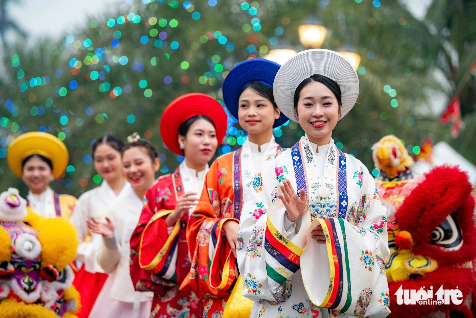 La plus grande fête du printemps au Vietnam près de Hanoi, les jeunes et les moins jeunes en raffolent